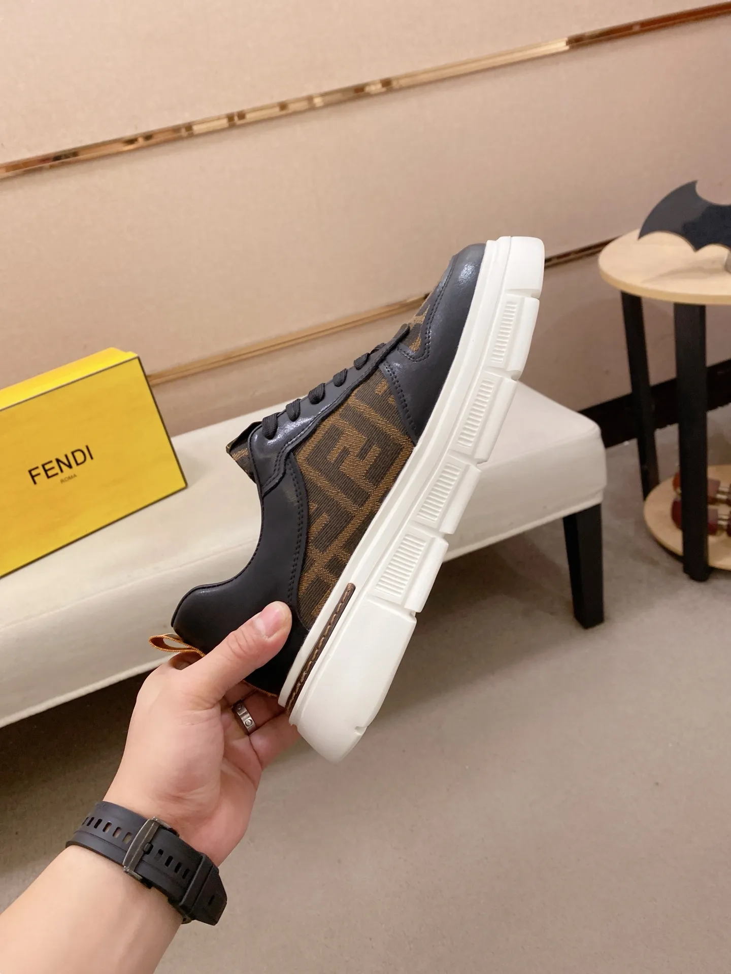 Factory price 400💰 (fendi) New style 👊🏻 upper 🇮🇹 imported cowhide fabric 🇩🇪 lining imported sheepskin lining. The original outsole is molded to highlight the identity of every man, and the upper foot is elegant and stable🚶🏻🚶🏻The high-end custom counters reproduce the original version📯No matter the wind or rain, the shoe last remains unchanged and can withstand the verification of time🔍️,🔵 Size: 38-44